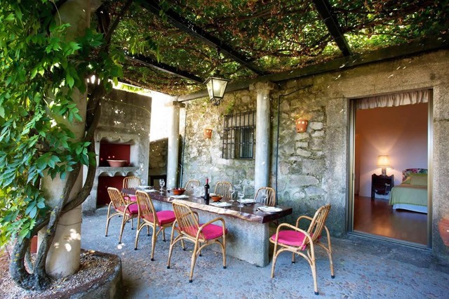 Kolejne wyróżniki śródziemnomorskiego ogrodu: kamienny grill i  altana z zielonym dachem