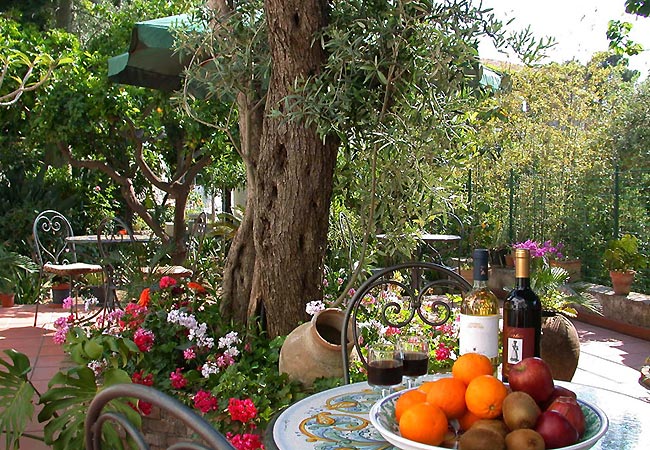 Śródziemnomorski ogród to idealne miejsce na odpoczynek z kieliszkiem włoskiego wina w ręce.  